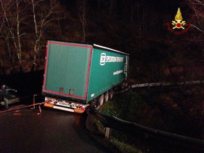 Errori da navigatore. Strada troppo stretta, tir resta incastrato