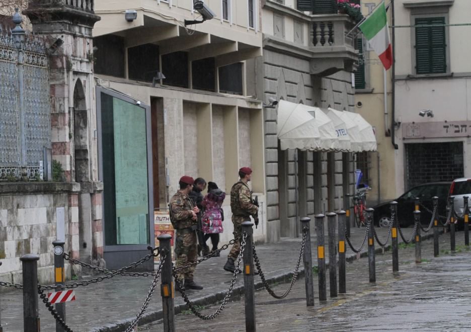 Col mitra a difesa della Sinagoga. Incubo terrorismo, a Firenze scattano le misure straordinarie