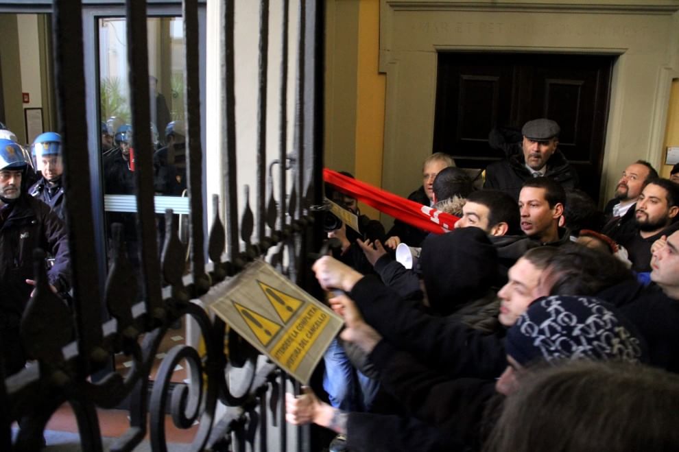 Scontri per la casa. Ferito il leader del Movimento, caos davanti alla Regione