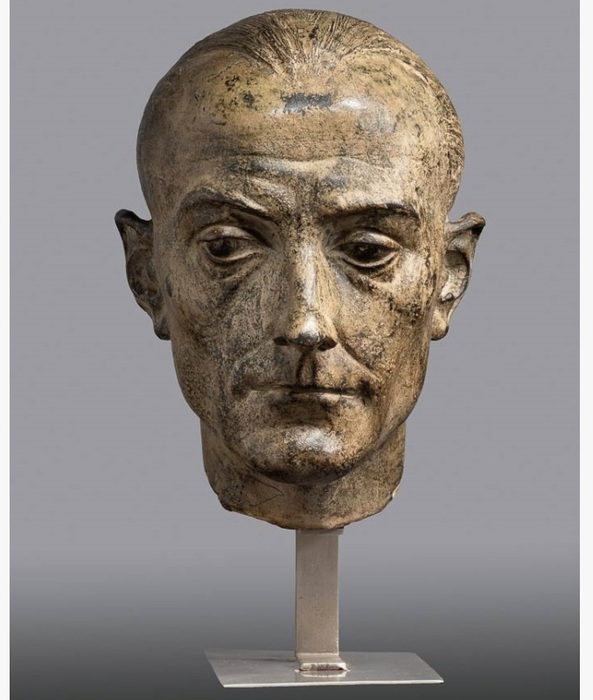 Furti artistici. Fermato 75enne in fuga con testa in bronzo. «Sta meglio a casa che al museo»