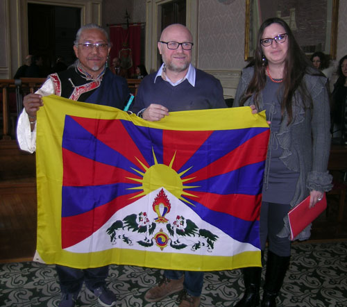 Livorno solidale con il Tibet. In Comune sventola la montagna bianca