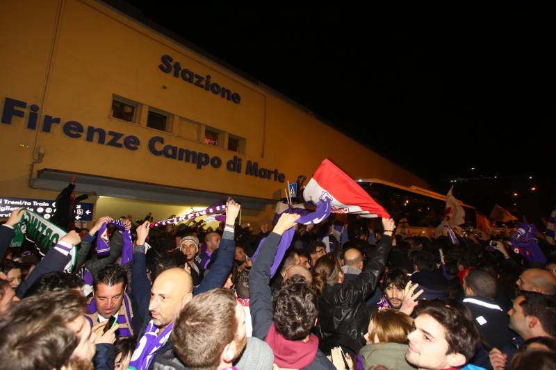 Viola di gioia. 2000 tifosi abbracciano la Fiorentina dopo il 3-0 europeo sulla Roma