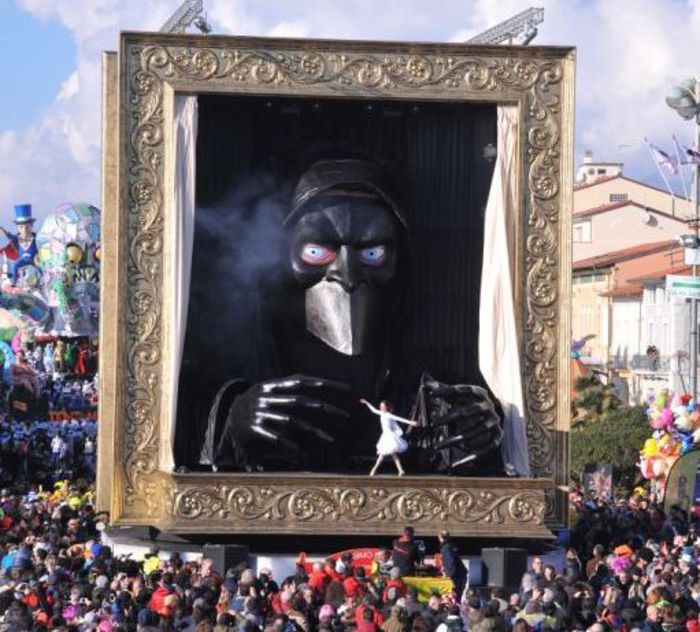 Carnevale di Viareggio, trionfa il carro che denuncia gli abusi sui minori