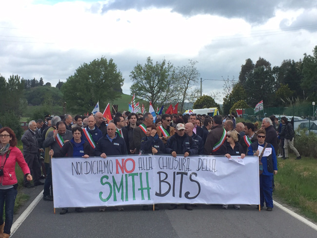 Volterra in protesta. In centinaia per dire “no” alla chiusura della Smith