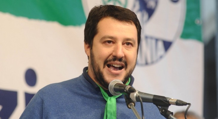 Salvini contestato. A Livorno uova e pomodori per il leader della Lega Nord