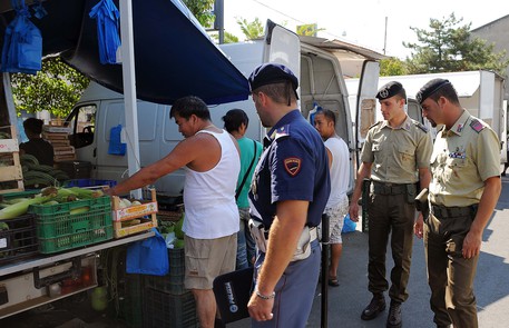 Lotta al degrado. Stop alla vendita di alimentari a Chinatown, il sindaco di Prato firma l’ordinanza
