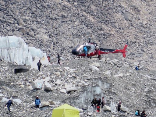 Livornese in Nepal. Il fratello: «Sta bene, è bloccato a Pheriche»