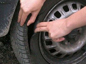 Giustizia fai da te. Bucava le gomme alle auto parcheggiate male, denunciato