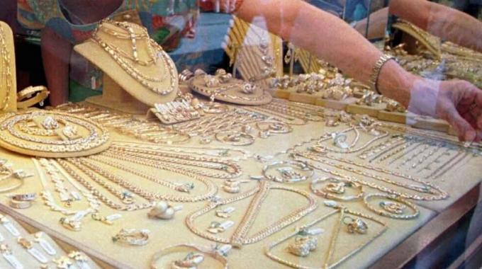 A caccia di oro. Rapina con botte in gioielleria, il titolare aveva segnalato persone sospette