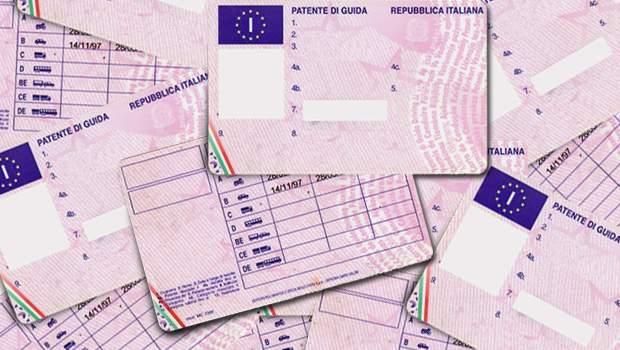 Scambio di personalità. Sostiene l’esame della patente al posto dell’amico, denunciato