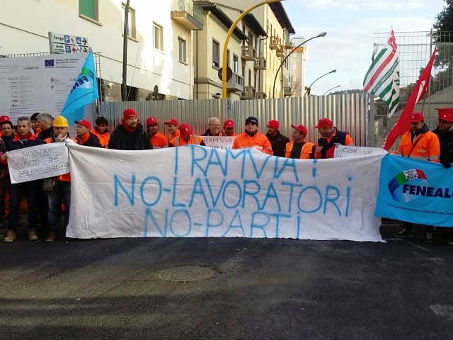 Tramvia in ritardo. Lavoratori ex Grazzini in piazza, senza stipendio da 2 mesi
