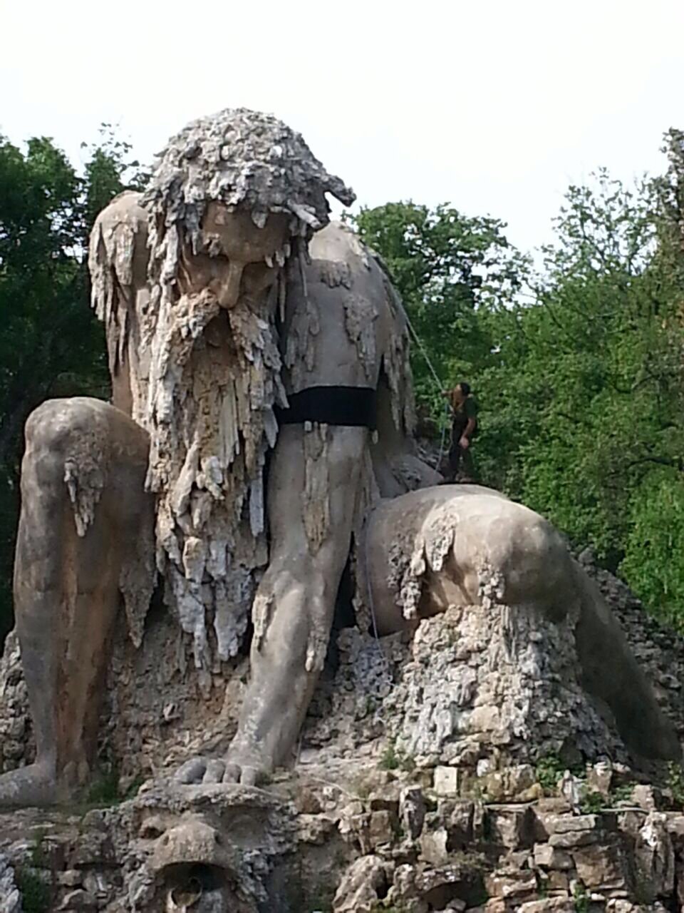 Pratolino, Gigante del Giambologna in lutto contro l’Isis