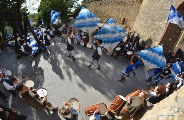 Il medioevo in Val d’Orcia si colora di bianco e azzurro dal 30 maggio all’1 giugno