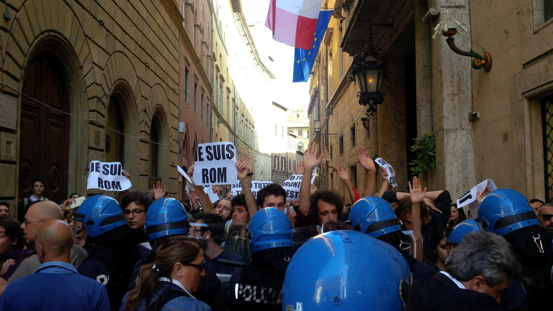 Politica malata. Salvini a Siena, scontri tra forze dell’ordine e manifestanti di sinistra