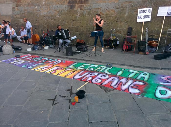 Artisti di strada in protesta. A Firenze flash mob contro le nuove regole