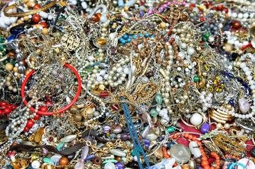 Bijoux pericolosi. Sequestrati 1 milione e 400 mila articoli tossici, 25 denunciati