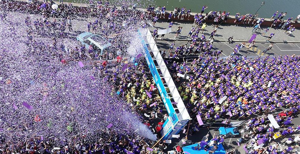 Fiumana viola. La Deejay Ten a Firenze fa il pieno di consensi
