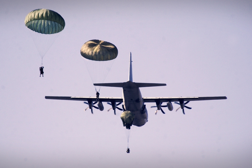 Tragedia in volo. Non si apre paracadute, militare muore in addestramento