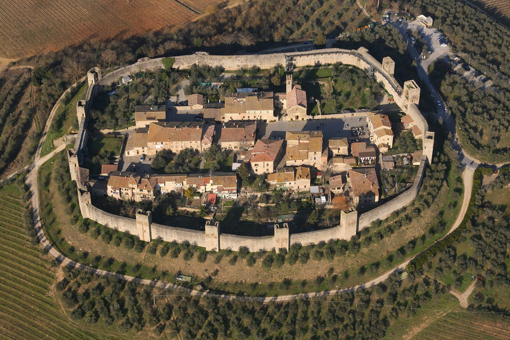 Monteriggioni, mon amour. Da Dante ai turisti moderni tutti amano il «Castello dei Sogni»