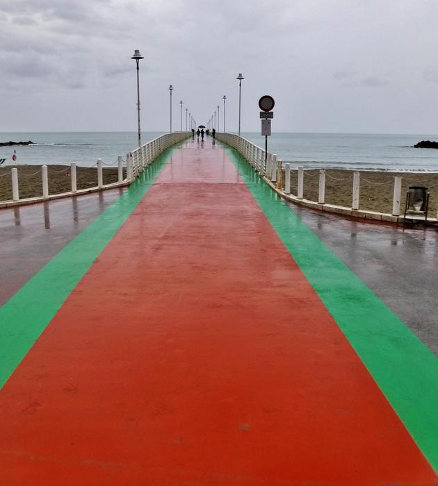 Errore cromatico. Pontile di Marina di Massa rosso-verde, il sindaco: «Abbiamo sbagliato»