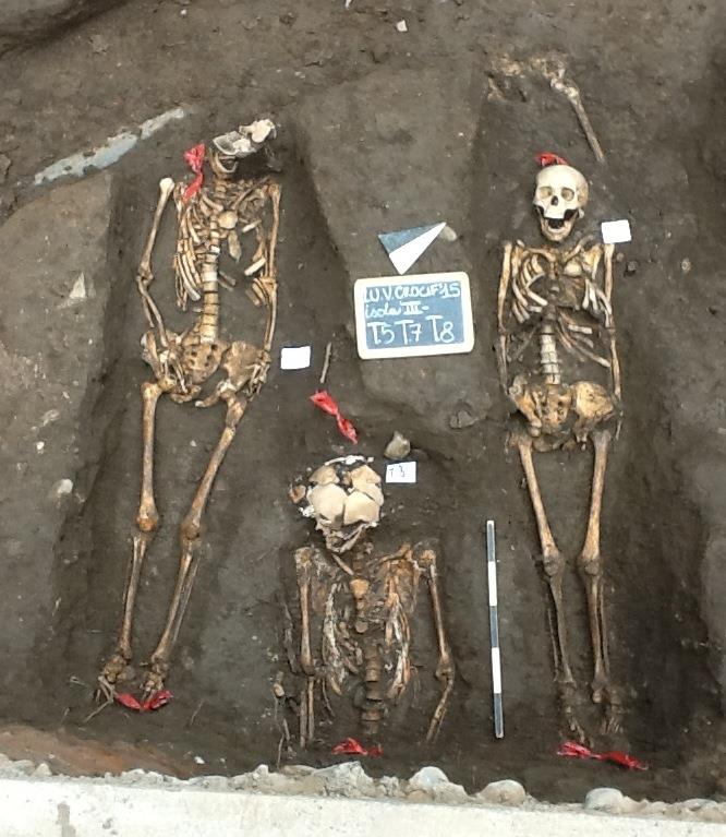 Scavo con sorpresa. Lavori per l’isola ecologica, a Lucca spunta necropoli medievale