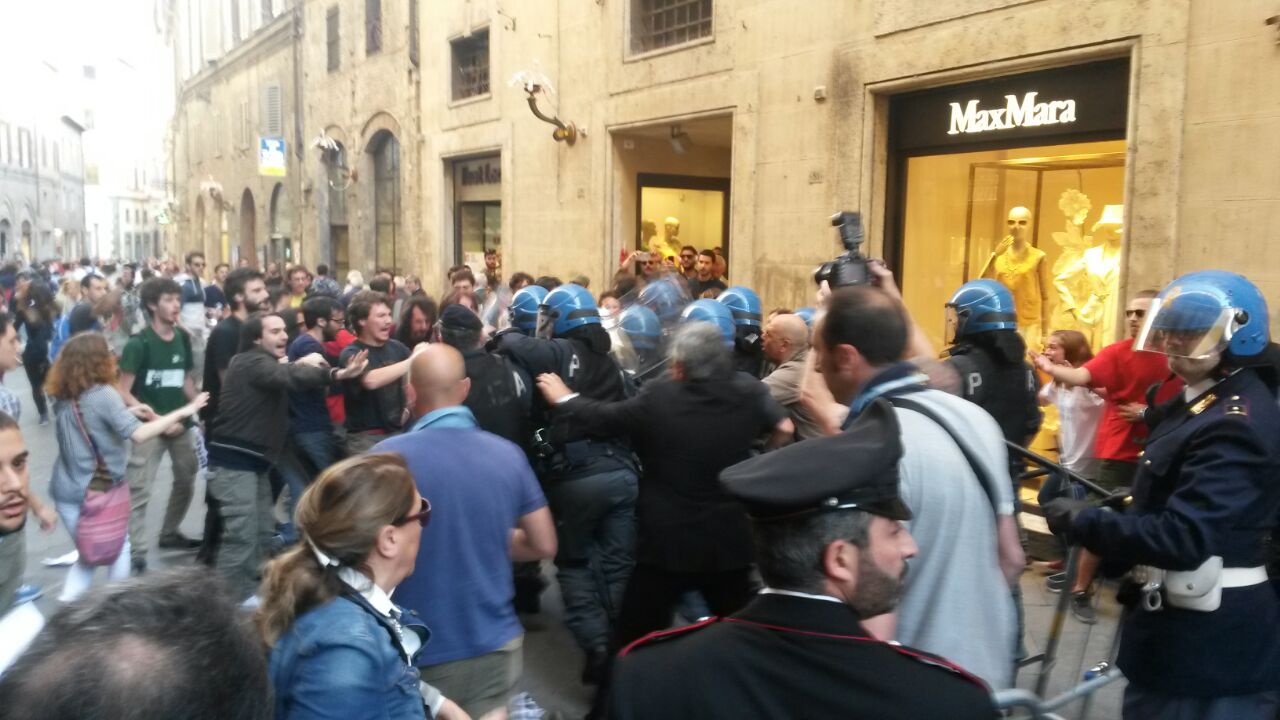 Pomeriggio di follia. Scontri, odio e offese nel cuore di Siena in vista delle elezioni