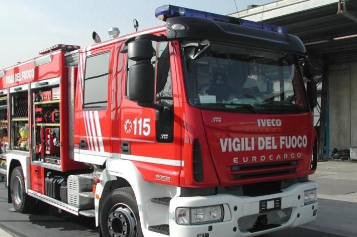 A rischio. Sversamento di combustibile da oleodotto, Vigili del Fuoco a lavoro