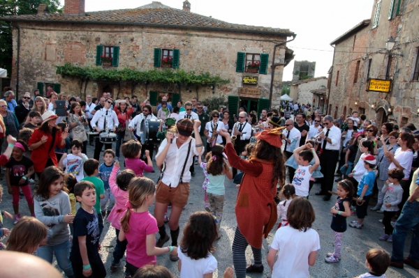 Il castello dei balocchi, gli abitanti della Repubblica di Pinocchio invadono Monteriggioni il …