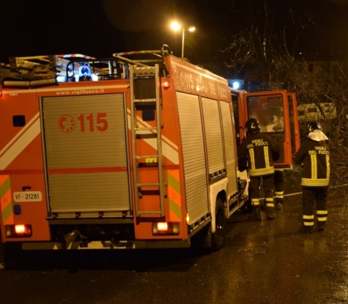 Ambulanza in fiamme. Incendio nella sede della Croce Rossa a Grosseto