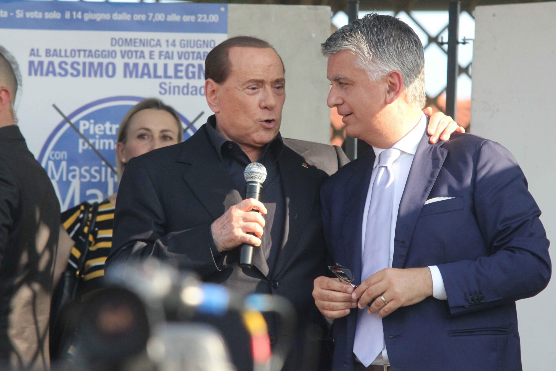 Elezioni, bufera per il video “sessista” di Mallegni: nel mirino anche la Lega per una selfie
