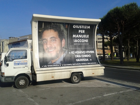 Pestaggio di Halloween. Sul camion vela «Giustizia per Manuele Iacconi»
