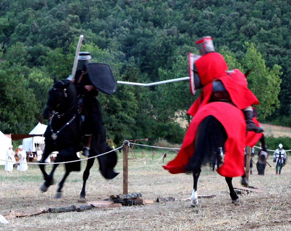 Cavalieri si esercitano all’arte della guerra, sul campo di battaglia c’è la Giostra di Monteriggioni