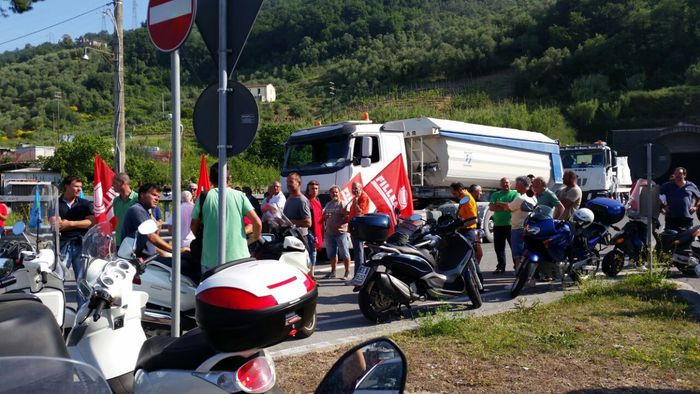 La protesta. Cavatori di marmo in sciopero «a sorpresa», tir bloccati