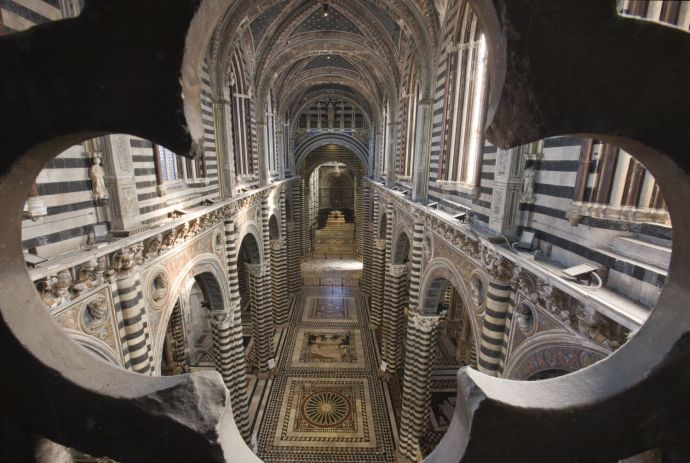 Scopertura straordinaria. Torna visibile il “tappeto” di marmo del Duomo di Siena