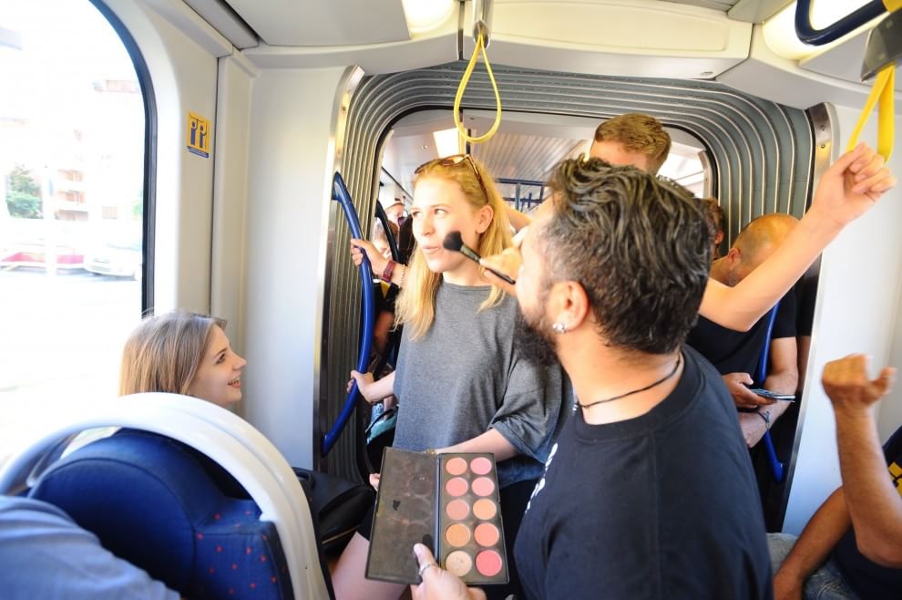Make up in tram. Flash mob delle truccatrici del Maggio contro le esternalizzazioni