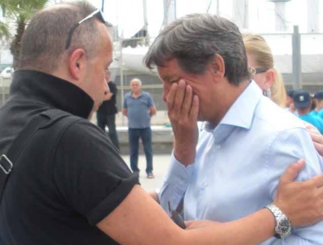 Lo schiaffo. Aggredito il sindaco di Carrara: «E’ stato un atto vile»