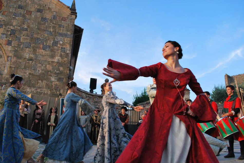 Il Medioevo rivive nei vicoli del Castello per i 25 anni di “Monteriggioni di torri si corona”
