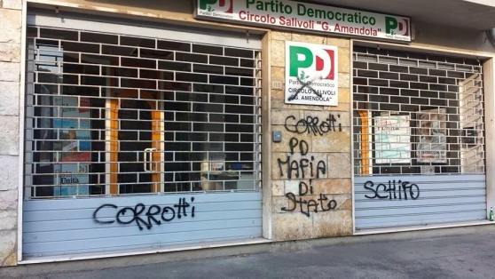 Lo sfregio. Atti vandalici e scritte sui muri del circolo Pd di Piombino