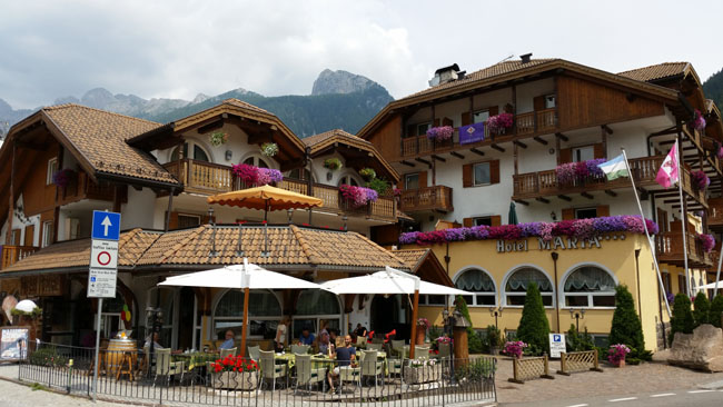 Buen retiro Fiorentina. La Val di Fassa a tinte viola