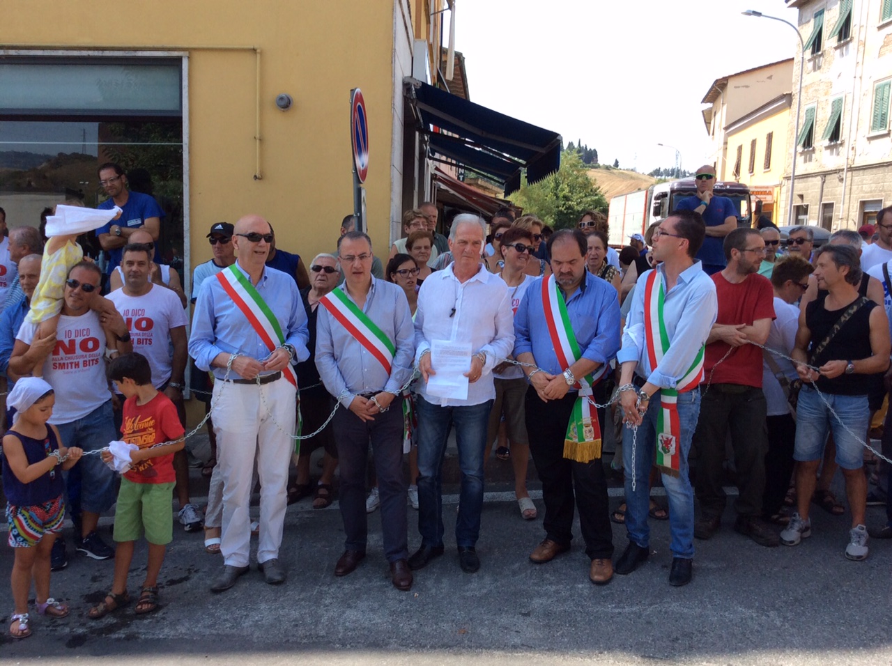 A difesa del lavoro. Smith, sindaci della Valdicecina si incatenano per protesta