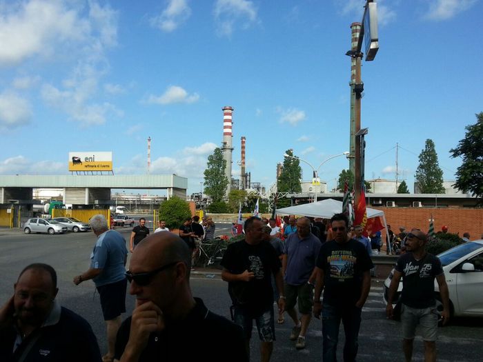 Marcia di protesta. Addetti appalti Eni invadono Aurelia, disagi a Livorno