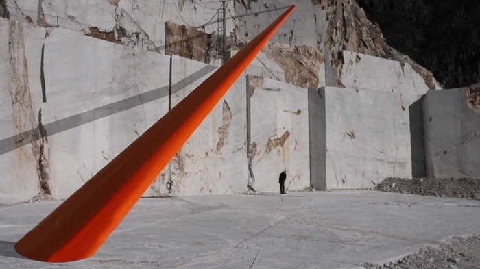 L’Illusione. Un faro per l’estate apuana con il tubo arancio di Timossi tra le cave