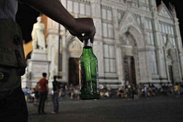 Notte brava. Turista ubriaco, finisce in un giardino privato e viene scambiato per un ladro