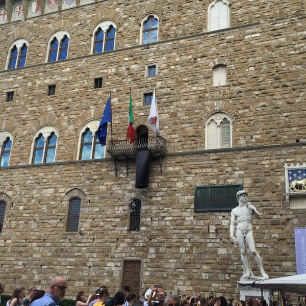 No alla violenza. Palazzo Vecchio a lutto per Asaad