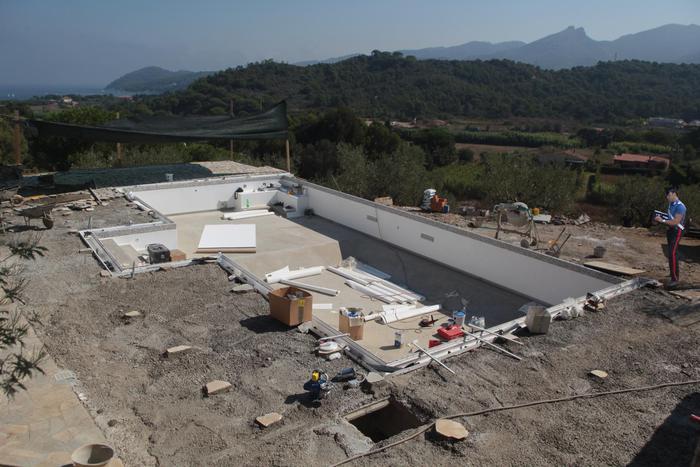 Divertimento abusivo. Costruisce piscina senza autorizzazione, impianto sequestrato