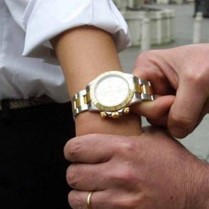 Ladri puntuali. Banda dei Rolex in azione in Versilia, rubato Daytona da 100mila euro