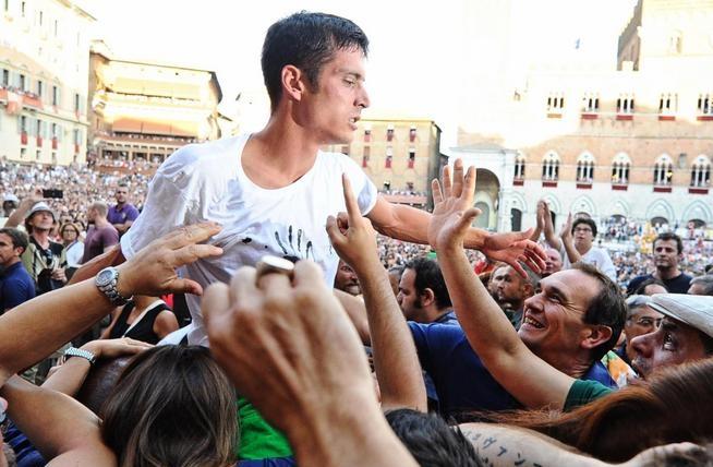 La grande vittoria. Palio di Siena, trionfa la Selva con Tittia e Polonski