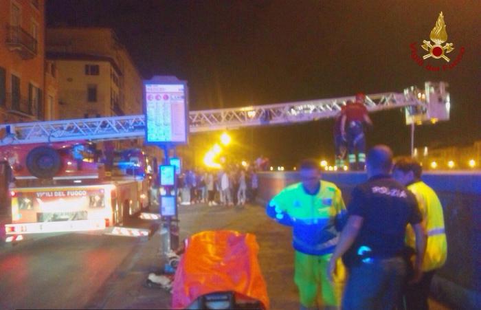 Giù da spalletta Arno. Fa un volo di 8 metri, grave studente