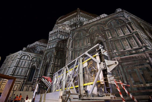 Trasporto eccezionale. Firenze, viaggio notturno per la Porta Nord del Battistero verso il Museo dell’Opera