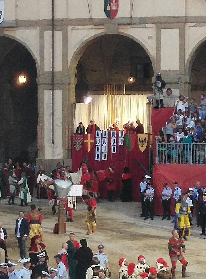 Testa a testa. Giostra del Saracino, S. Andrea vince la Lancia d’Oro strappandola a Santo Spirito